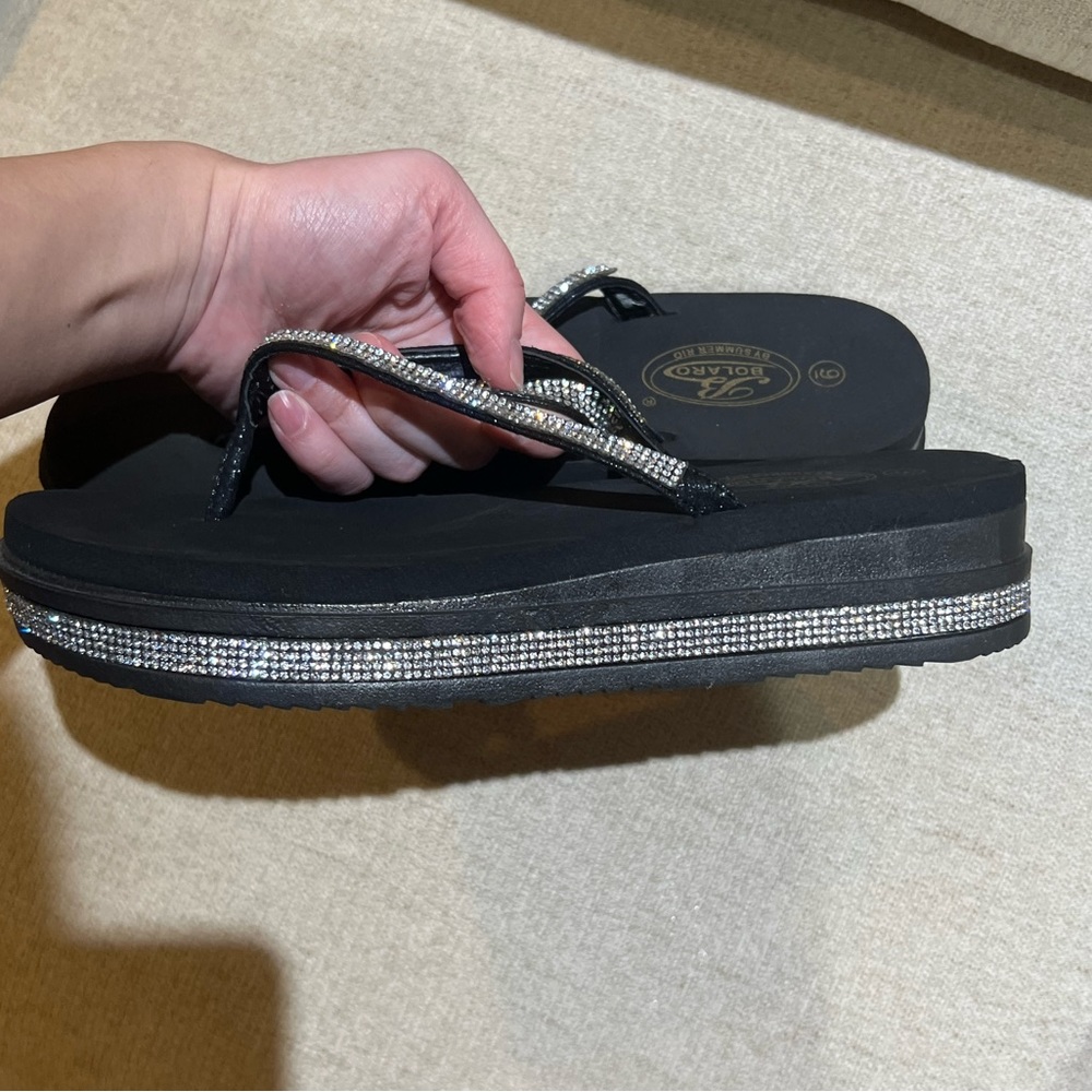Bolaro Flip Flops Size 9 - Picture 6 of 8